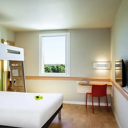 Ibis Saint Quentin En Yvelines - Velodrome Hotel 3*