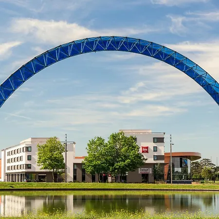 Ibis Saint Quentin En Yvelines - Velodrome Hotel 3*