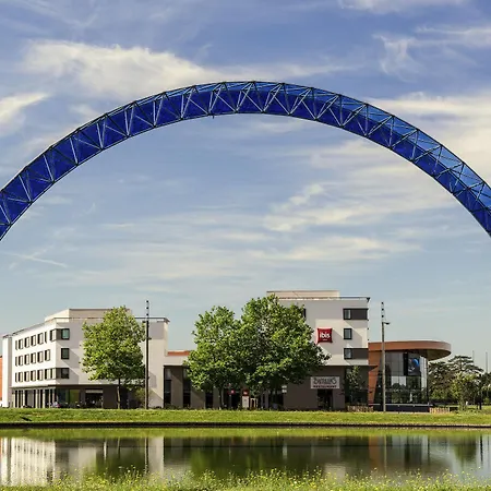 Ibis Saint Quentin En Yvelines - Velodrome Hotel 3*